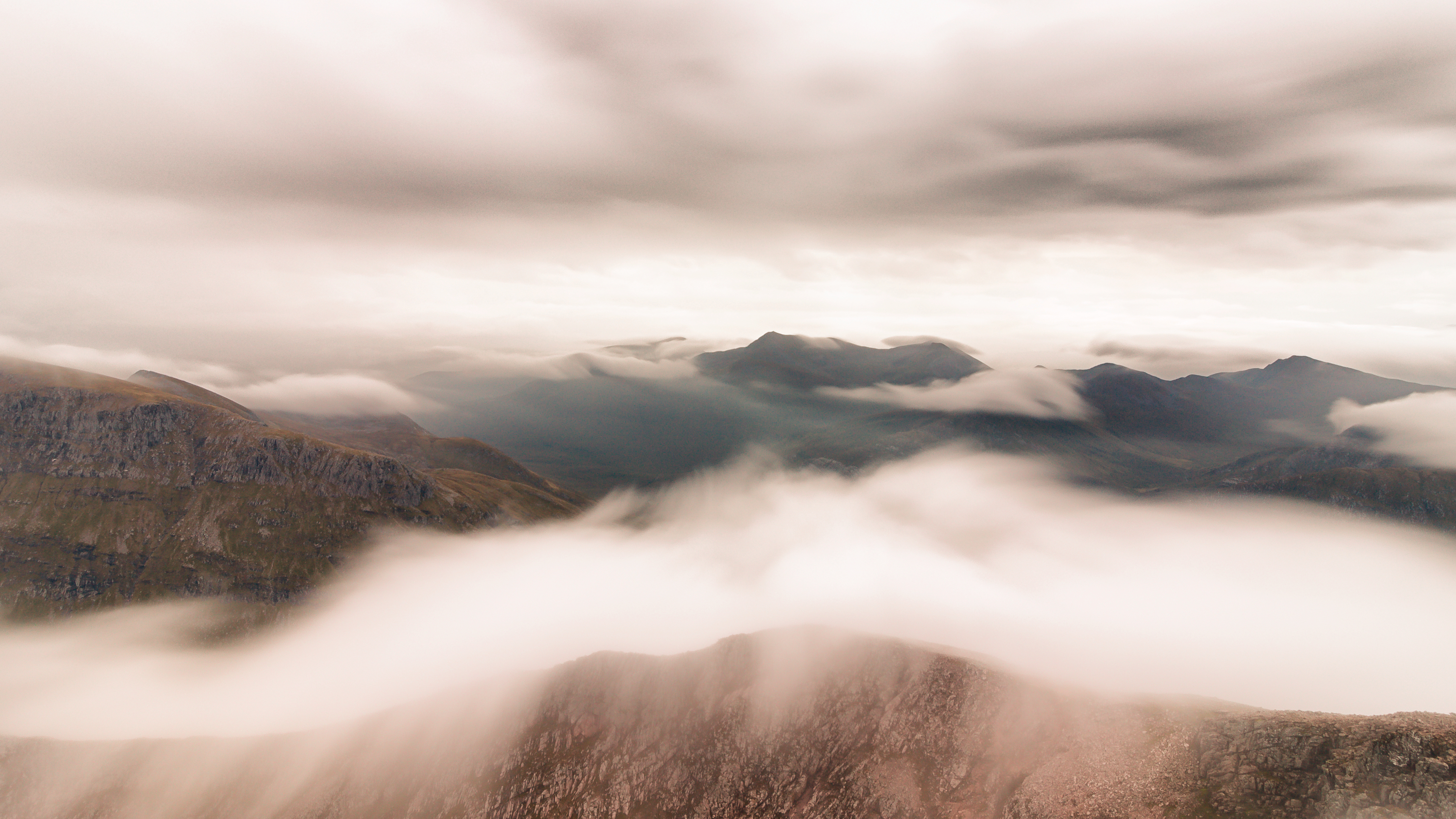 Montañas y niebla representando claridad, perspectiva y visión estratégica