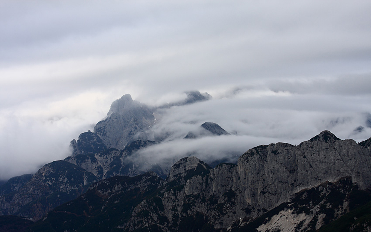 Montañas y niebla: Apunta alto para lograr tus desafíos